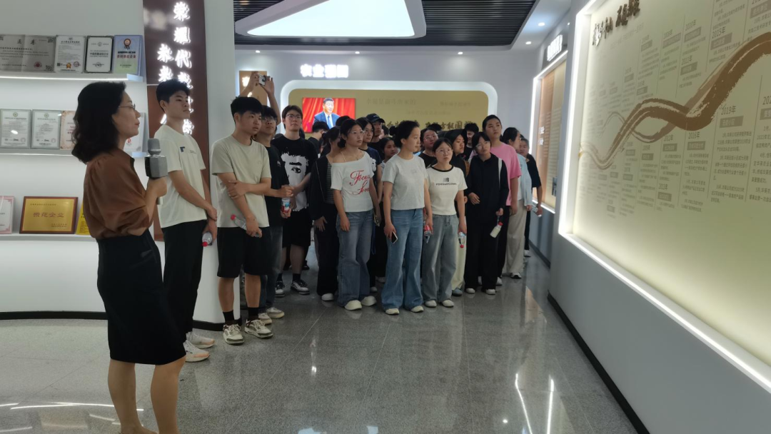 迎来新生力量 共建华英事业——华英公司组织新入职大学生员工实地参观了解企业风貌